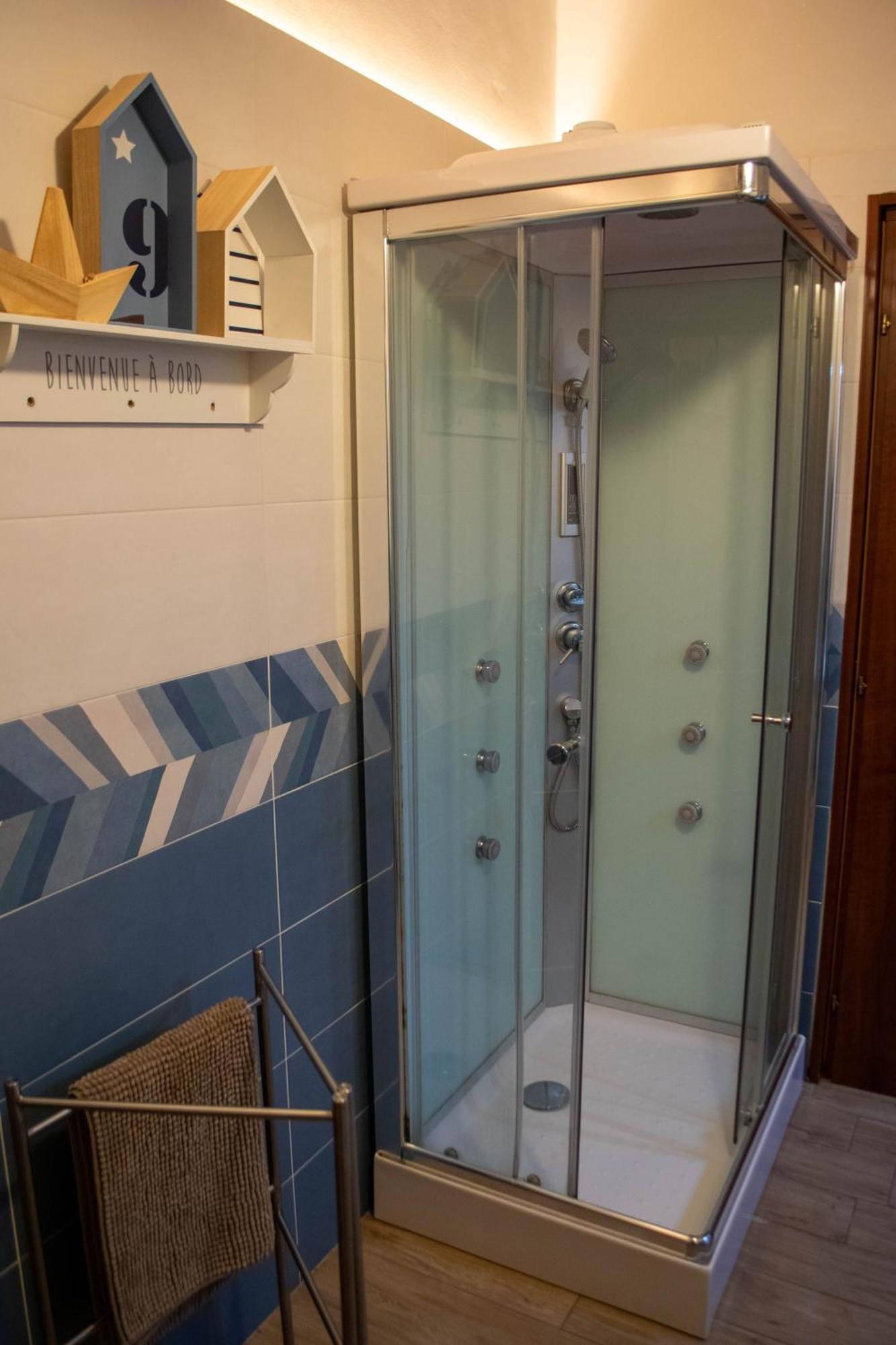 ピアチェンツァ Emmanueli65 Fronte Clinica Per 4 Matrimoniale E Castello Bed & Breakfast エクステリア 写真