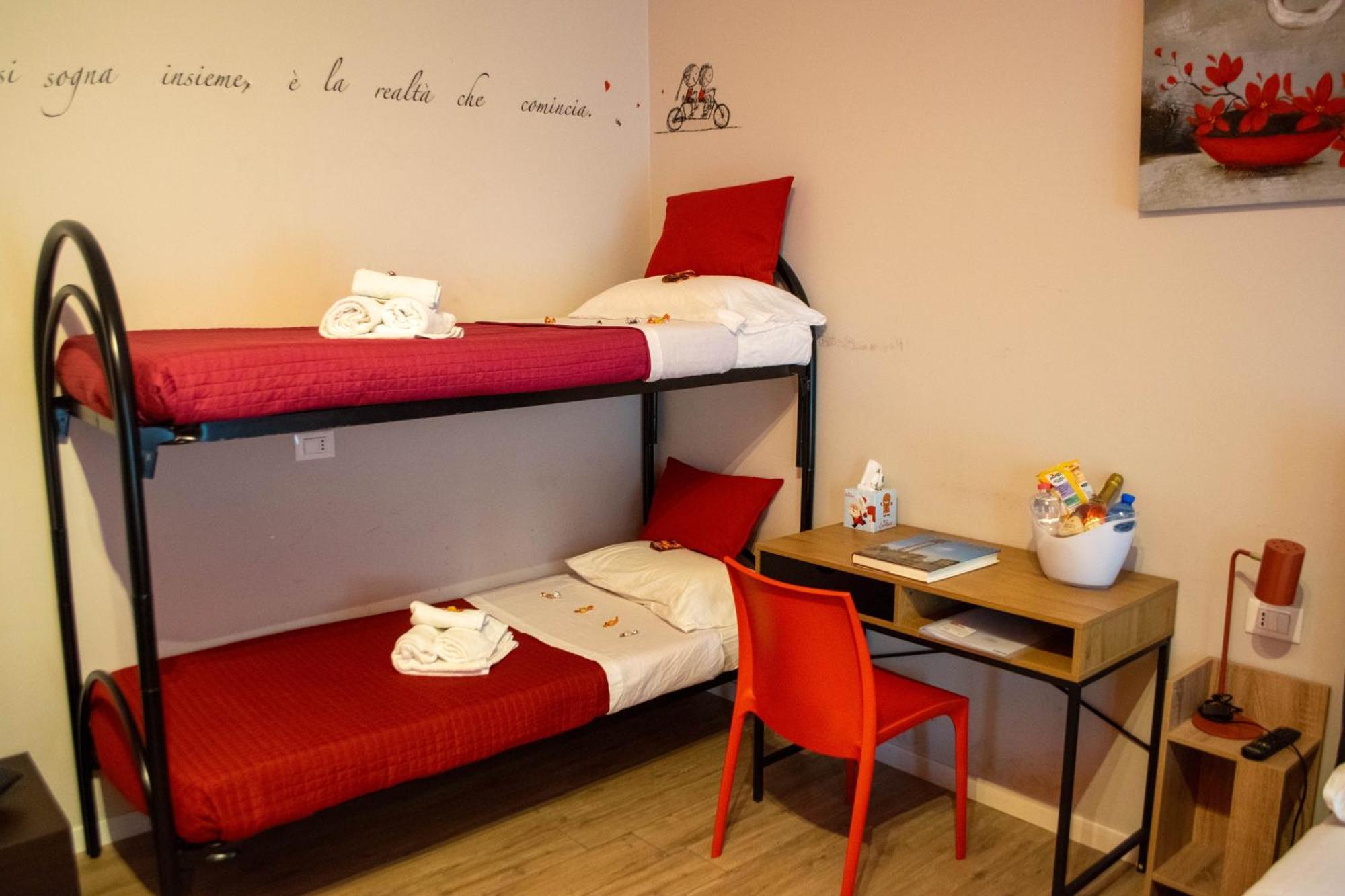 ピアチェンツァ Emmanueli65 Fronte Clinica Per 4 Matrimoniale E Castello Bed & Breakfast エクステリア 写真