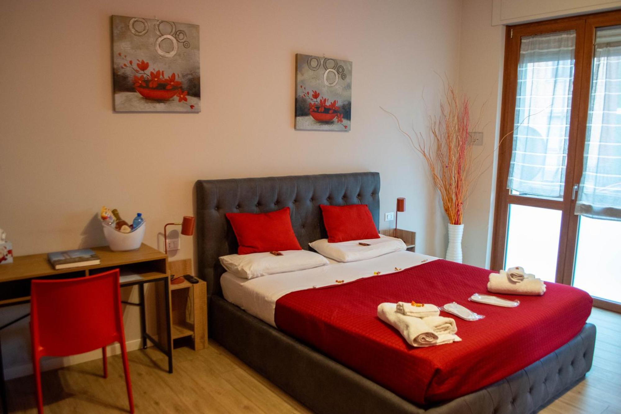 ピアチェンツァ Emmanueli65 Fronte Clinica Per 4 Matrimoniale E Castello Bed & Breakfast エクステリア 写真