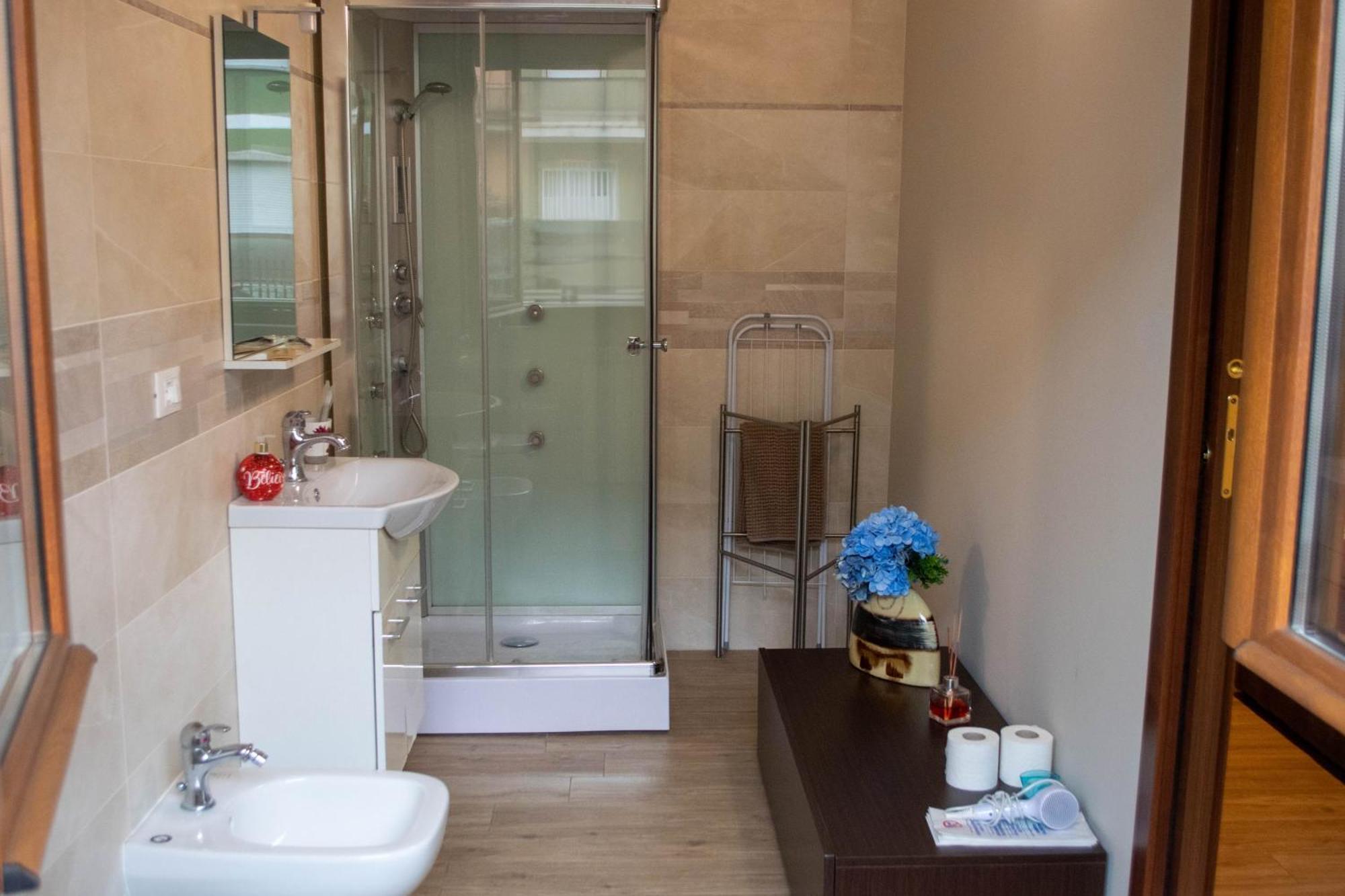 ピアチェンツァ Emmanueli65 Fronte Clinica Per 4 Matrimoniale E Castello Bed & Breakfast エクステリア 写真